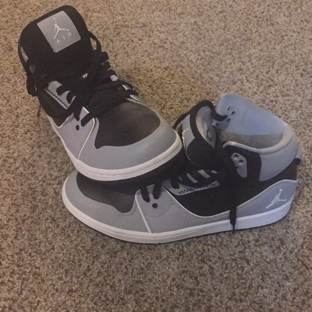 Like New NIKE Air Jordans Men 9 Women 11